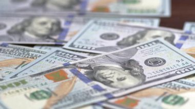 Yeni 100 dolarlık banknotlar say. Amerikan para geçmişi. Finans ve iş konsepti