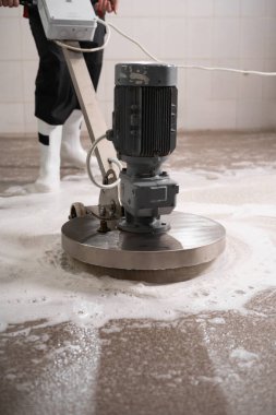 Çamaşırhanede ya da kuru temizlemede profesyonel disk makinesi olan halı kimyasalları. Boşluğu kopyala