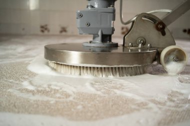 Kimyasal halı temizleme ve kuru temizleme servisinde disk makinesi. Yakın plan.