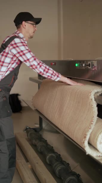Hombre Trabajador Limpieza Alfombra Polvo Máquina Suciedad Sala Lavandería Copiar — Vídeos de Stock