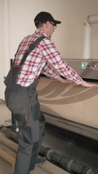 Pracownik Pralni Czapce Kombinezonach Procesie Pracy Automatycznej Maszynie Czyszczenia Dywanów — Wideo stockowe
