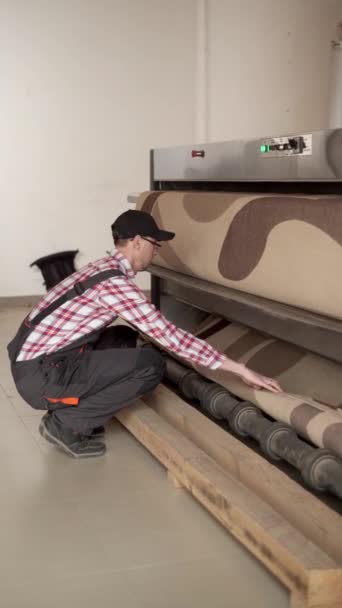 プロのカーペットクリーニングコンセプト 塵および土からのカーペットのクリーニングのための自動機械で働く帽子の洗濯の労働者 コピースペース — ストック動画