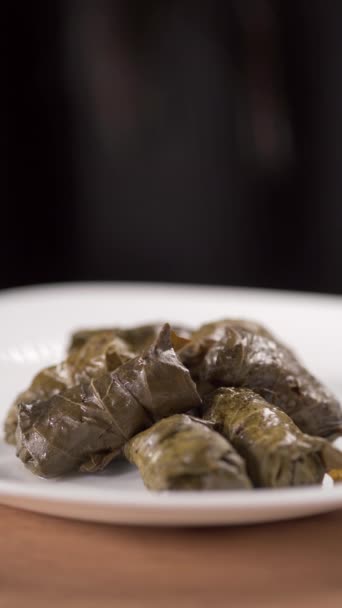 Gefüllte Traubenblätter Nehmen Eine Gabel Traditionelle Türkische Küche Sarma Dolma — Stockvideo