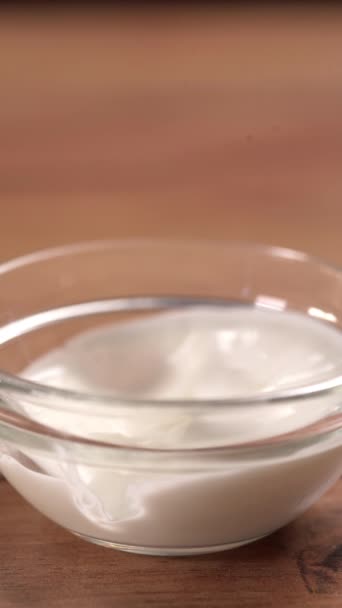 多尔玛 塞满的葡萄叶子浸入酸奶油 纵向观点 — 图库视频影像