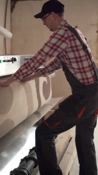 在自动清洗地毯机器上工作的有帽子和工作服的洗衣工 复制空间 — 图库视频影像