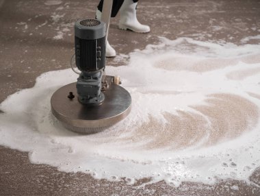 Otomatik yıkama ve temizleme halıları kavramı. Profesyonel disk makineli halı kimyasal temizlik. Boşluğu kopyala