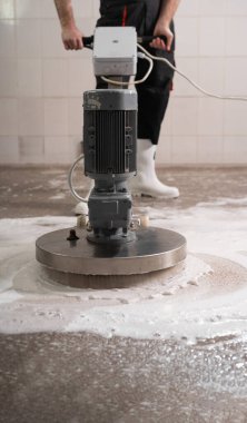 Düzenli temizlik. Temizlik hizmeti konsepti. Profesyonel disk makinesi ile halı köpürtme ve temizleme. Dikey görünüm.