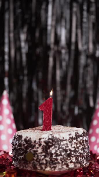 Candela Compleanno Numero Uno Sulla Torta Dolce Sul Tavolo Primo — Video Stock