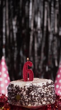 6 numaralı doğum günü mumu masadaki tatlı kekin üzerinde, 6. yaş günü. Bayram mumunu üfle. Boşluğu kopyala