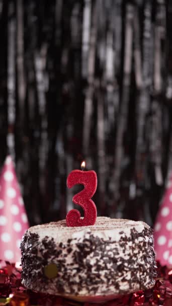 テーブルの上の甘いケーキの3番目の誕生日のろうそく 3番目の誕生日 休日のろうそくを吹き飛ばしてください コピースペース — ストック動画