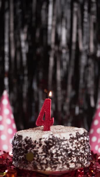 桌上甜蛋糕上的4号生日蜡烛 4岁生日 把假日的蜡烛吹灭 复制空间 — 图库视频影像