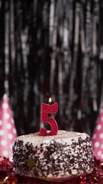 テーブルの上のスイートケーキの5番目の誕生日のろうそく 5番目の誕生日 休日のろうそくを吹き飛ばしてください コピースペース — ストック動画