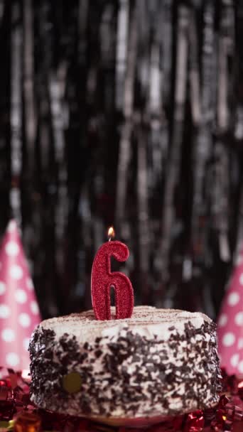 Nummer Sechs Geburtstagskerze Auf Süßem Kuchen Auf Dem Tisch Geburtstag — Stockvideo