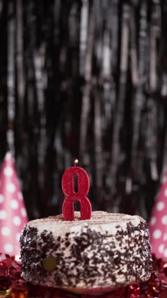 テーブルの上のスイートケーキの8番目の誕生日キャンドル 8番目の誕生日 休日のろうそくを吹き飛ばしてください コピースペース — ストック動画