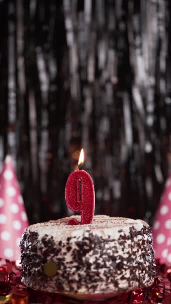 第九个生日蜡烛放在桌上的甜蛋糕上 第九个生日 把假日的蜡烛吹灭 复制空间 — 图库视频影像