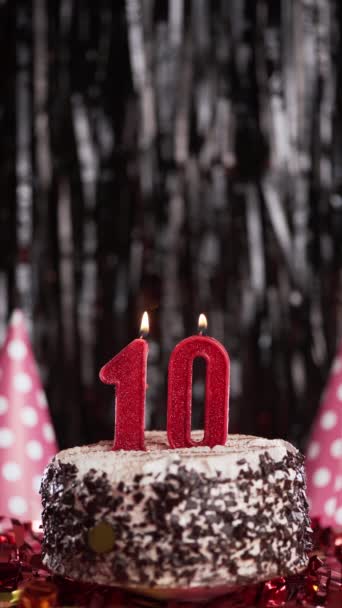 桌上甜蛋糕上的10号生日蜡烛 9岁生日 把假日的蜡烛吹灭 复制空间 — 图库视频影像