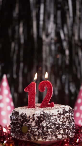 12岁生日蜡烛放在桌上的甜蛋糕上 12岁生日 把假日的蜡烛吹灭 复制空间 — 图库视频影像