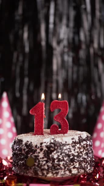 Nummer Dreizehn Geburtstagskerze Auf Süßem Kuchen Auf Dem Tisch Geburtstag — Stockvideo