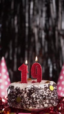 19 numaralı doğum günü mumu masadaki tatlı kekin üzerinde, 19. doğum günü. Bayram mumunu üfle. Boşluğu kopyala