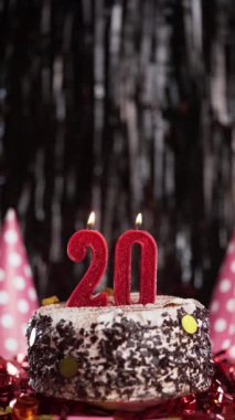 20 numaralı doğum günü mumu masadaki tatlı kekin üzerinde, 20. yaş günü. Bayram mumunu üfle. Boşluğu kopyala