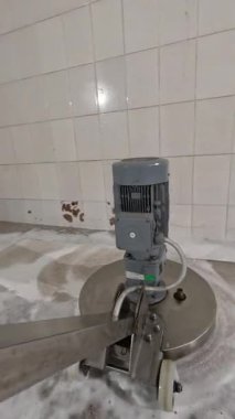Profesyonel disk makineli halı temizleme, yakın plan. Halı yıkama makinesi kavramı. Dikey video