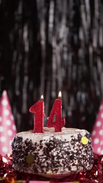 Nummer Vierzehn Geburtstagskerze Auf Süßem Kuchen Auf Dem Tisch Geburtstag — Stockvideo