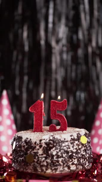 テーブルの上のスイートケーキに15個の誕生日キャンドル 15歳の誕生日 休日のろうそくを吹き飛ばしてください コピースペース — ストック動画
