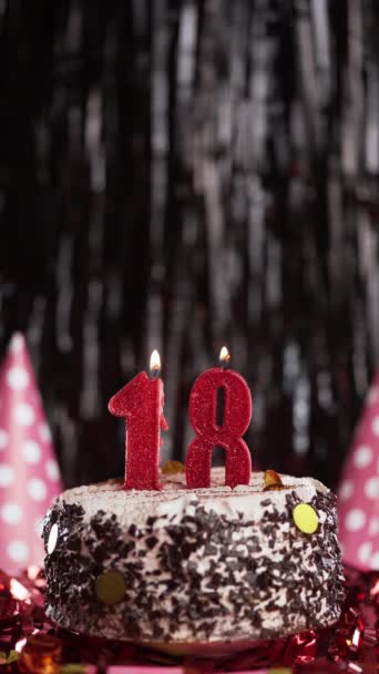 桌上甜蛋糕上的18岁生日蜡烛 18岁生日 把假日的蜡烛吹灭 复制空间 — 图库视频影像