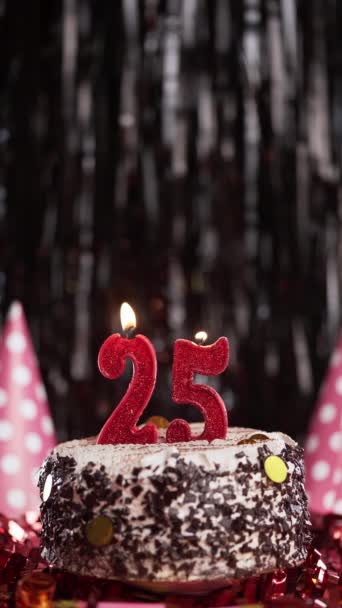 Pastada Numaralı Mumları Yakmak Yirmi Beş Yaşındaki Için Doğum Günü — Stok video
