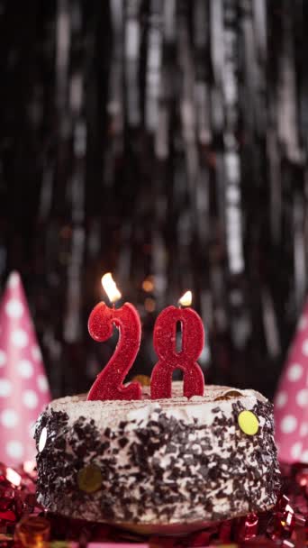 Płonące Świece Numer Torcie Tort Urodzinowy Dla Dwudziestego Ósmego Roku — Wideo stockowe