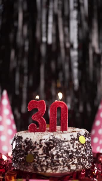 Κάψιμο Κεριών Νούμερο Στην Τούρτα Τούρτα Γενεθλίων Για Τριάντα Χρονών — Αρχείο Βίντεο