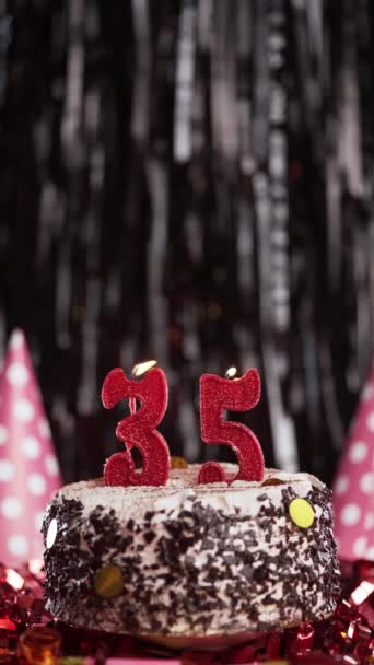 Brennende Kerzen Zählen Auf Dem Kuchen Geburtstagstorte Für Fünfunddreißigjährige Zeitlupe — Stockvideo