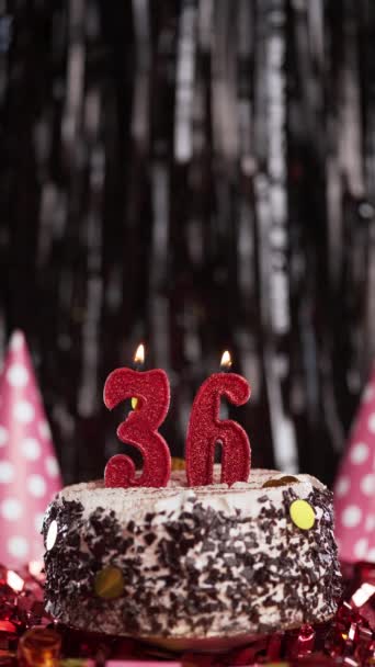 点着36号蜡烛在蛋糕上三十六岁的生日蛋糕 慢动作复制空间 纵向观点 — 图库视频影像
