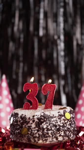 在蛋糕上点着37号蜡烛 三十七岁的生日蛋糕 慢动作复制空间 纵向观点 — 图库视频影像