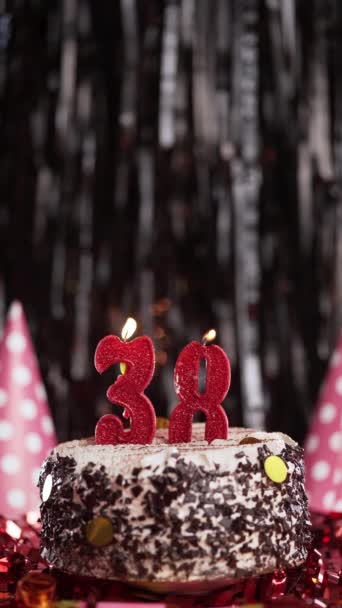 ケーキにキャンドル番号38を燃やす 38歳の誕生日ケーキ スローモーション スペースをコピーする 垂直ビュー — ストック動画