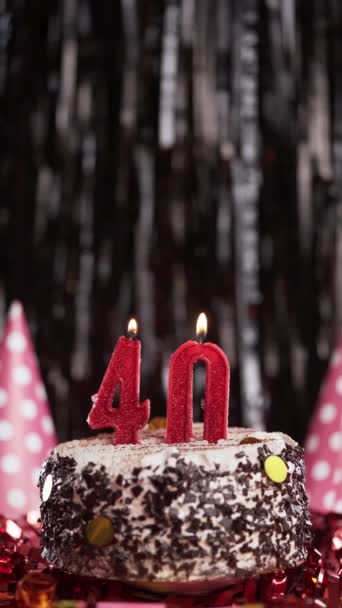 ケーキにキャンドル番号40を燃やす 40歳の誕生日ケーキ スローモーション スペースをコピーする 垂直ビュー — ストック動画