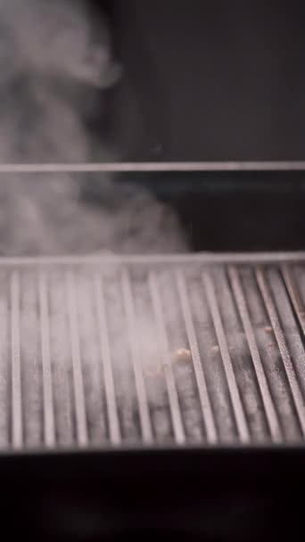 Mani Chef Guanti Neri Che Mettono Bistecca Cruda Sono Calate — Video Stock