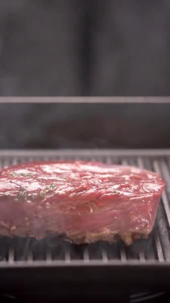Cuoco Che Griglia Filetto Manzo Una Griglia Vapore Concetto Carne — Video Stock