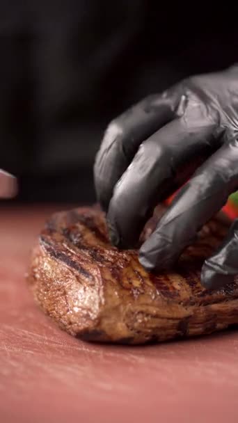 Εστιατόριο Σεφ Μαύρα Γάντια Τεμαχισμό Μέτρια Ψημένο Κρέας Μπριζόλα Που — Αρχείο Βίντεο