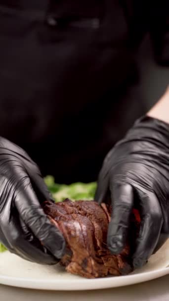 Σεφ Διακοσμεί Ένα Πιάτο Φρεσκοψημένο Κρέας Ρίχνοντας Συμπλήρωση Παραπάνω Φαγητό — Αρχείο Βίντεο
