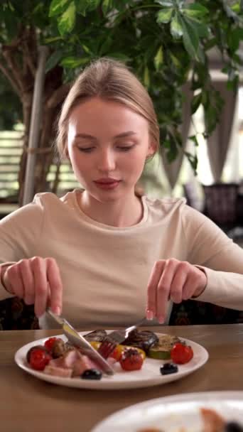 Güzel Bir Kadının Portresi Kafede Izgara Sebzeli Ton Balığı Salatası — Stok video