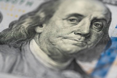 100 dolarlık banknotlar, yakın plan. Başkan suratlı 100 Amerikan Doları. Çöküş, iş ve küresel durgunluk kavramı. Seçici odak