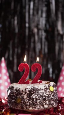 Doğum günün kutlu olsun. 30 'uncu yaş günü kutlamaları için 21' den kalma mumlu tatil pastası. Hareketi durdur. Dikey video