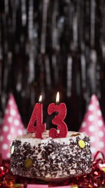 Doğum günün kutlu olsun. 41 mumlu tatil pastası 50 doğum günü tebriği için. Hareketi durdur. Dikey video