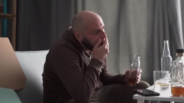 Ένας Άντρας Πίνει Αλκοόλ Στο Σπίτι Κατάχρηση Αλκοόλ Καταθλιπτικές Σκέψεις — Αρχείο Βίντεο
