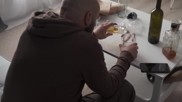 알코올과 의지력 알코올 중독으로 고생하는 피곤한 유리에 위스키를 — 비디오