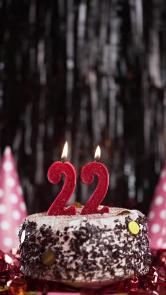 ハッピーバースデー 21から30のためのろうそくが付いている休日のケーキ 誕生日挨拶 動かないで バーティカルビデオ — ストック動画