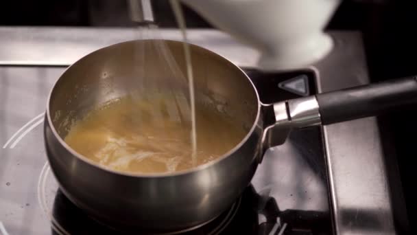 Aşçı Fırında Krem Peynir Çorbası Pişiriyor Peyniri Kalınlaştırmak Için Içine — Stok video