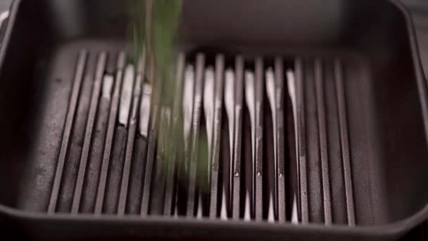 정향나무 로즈마리 허브를 뜨거운 클로즈업 — 비디오