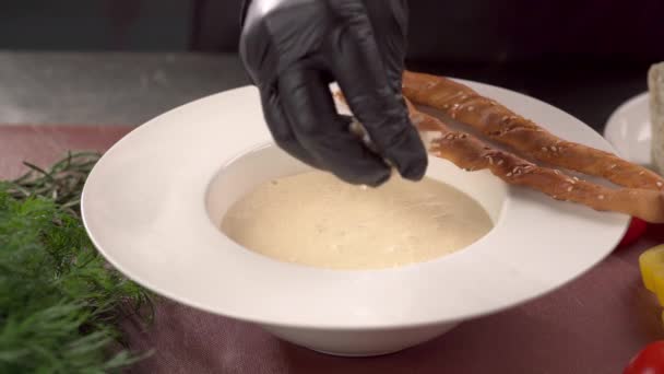 요리사는 파르메산 치즈와 맛있는 스프링을 준비하고 제공합니다 클로즈업 — 비디오
